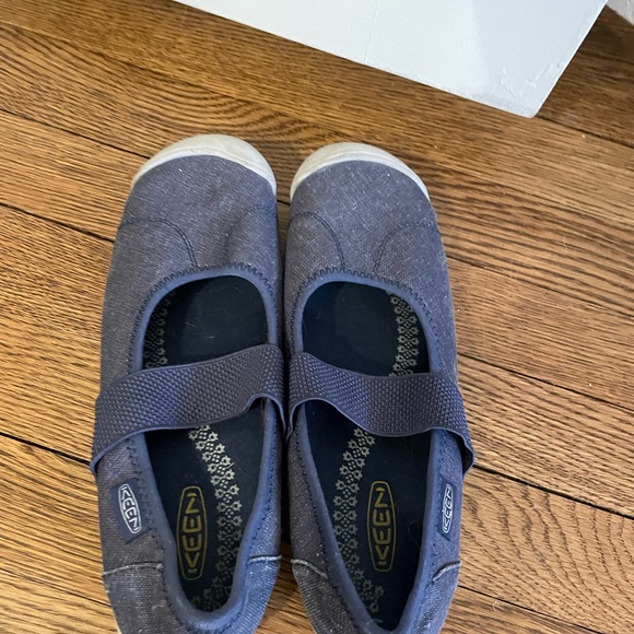 Keen slip on flats size 8, blue with gray sole - Picture 2 of 4